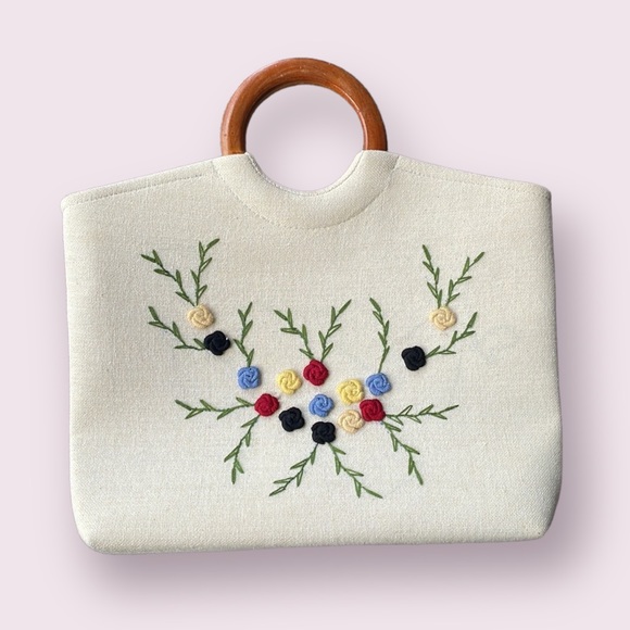 Handbags - NWOT Tote Bag Ivory with Flowers and Wood Handles